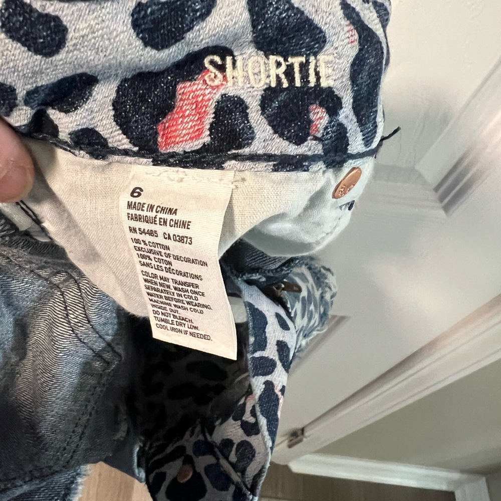 American Eagle Stylish Leopard Print Denim Shorts - Picture 3 of 4